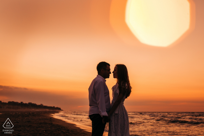 Fotografía previa a la boda de Bursa Sunset de una pareja mirándose en la playa