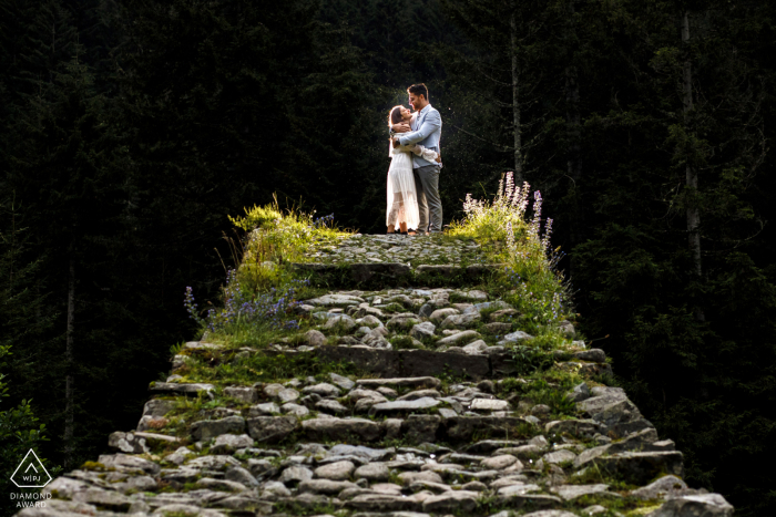 rize, turchia foto pre matrimonio su una torre di pietre con luce