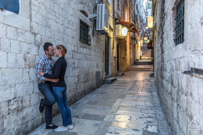 Kroatien Vorhochzeitsfoto mit einem kleinen Kuss in Dubrovnik