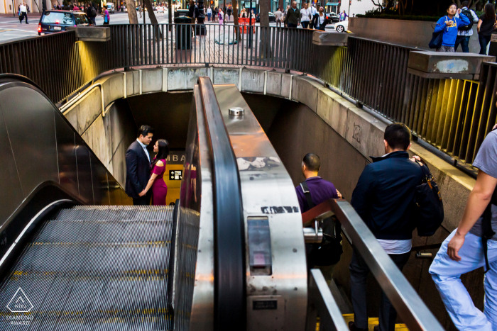 San Francisco Sweet romance in transit Photographie d'engagement d'un couple sortant du métro