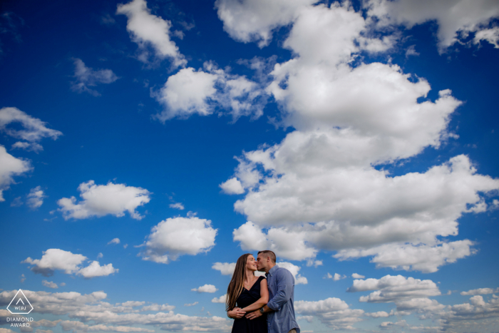 Fotografia de noivado em Maryland Nas nuvens com um abraço de casal no centro