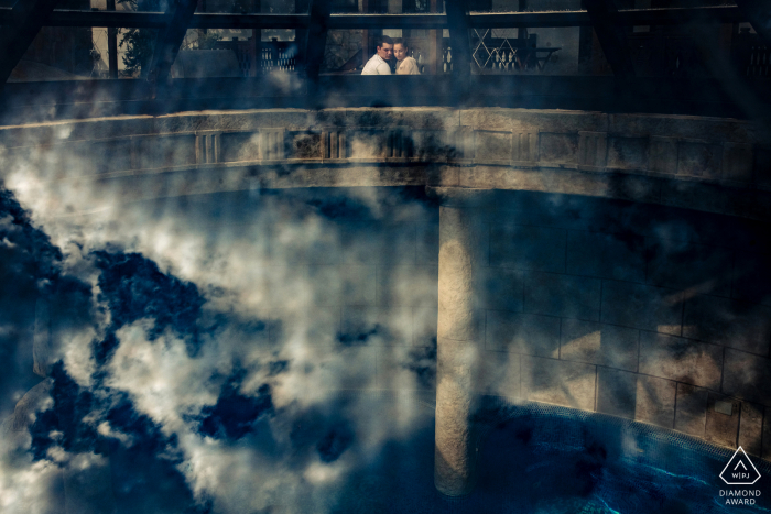 Sessão de fotos de noivado da Bulgária e sessão pré-casamento no Wine & Spa Complex Starosel, Bulgária, usando uma reflexão criativa para um retrato artístico