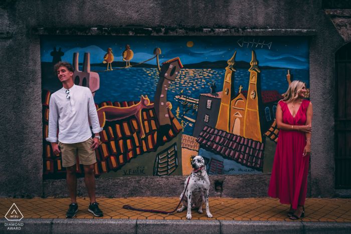 Slovenia pre matrimonio e fotografia di fidanzamento a Volosko, in Croazia con un cane e alcuni graffiti interessanti