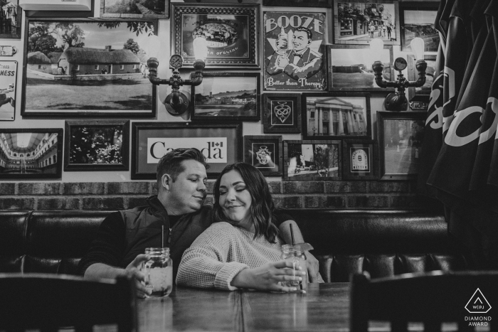 Sessão de fotos antes do casamento em Alberta com um casal de noivos em um pub local, Edmonton, tomando uma cerveja em um pub favorito