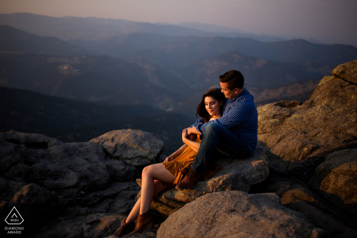 Sessão de fotos de noivado no Colorado e sessão pré-casamento com Um casal compartilhando um minuto juntos no mirante Lost Gulch em Boulder