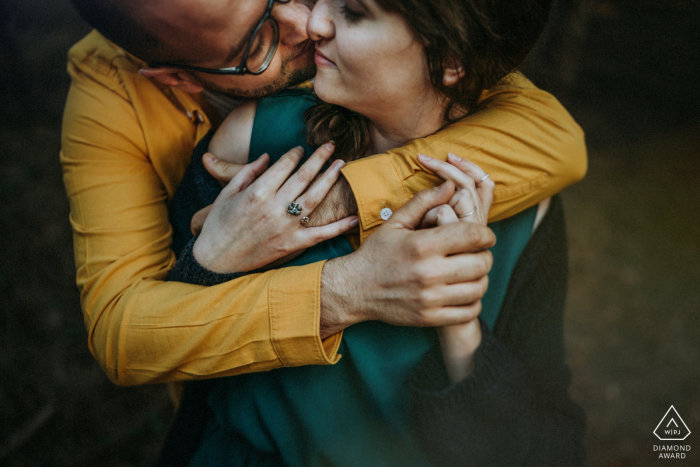 FR fotografía previa a la boda y el compromiso en Island of Re con una pareja abrazándose