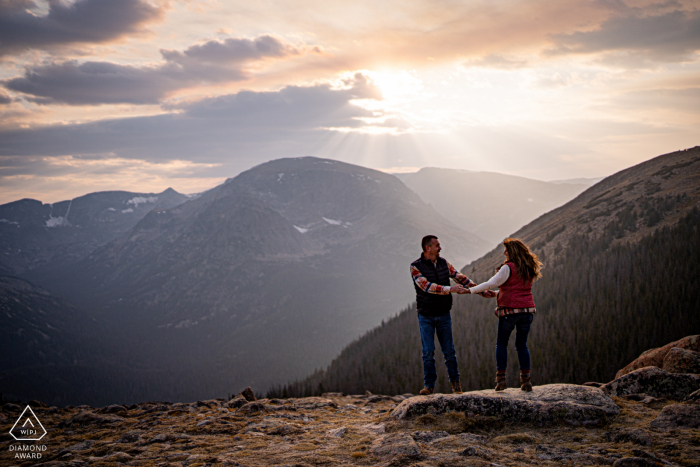 Servizio fotografico di fidanzamento in Colorado al Parco nazionale delle montagne rocciose - Una sessione elettronica al tramonto in RMNP