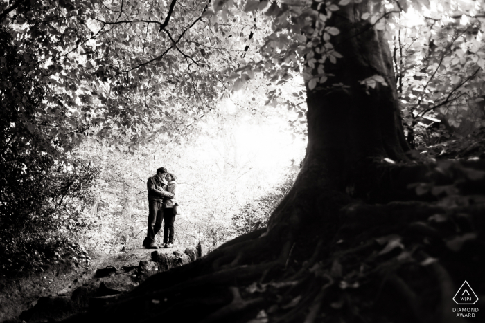 Séance photo de fiançailles et pré-mariage en Angleterre en noir et blanc dans les bois Ecclesall de Sheffield