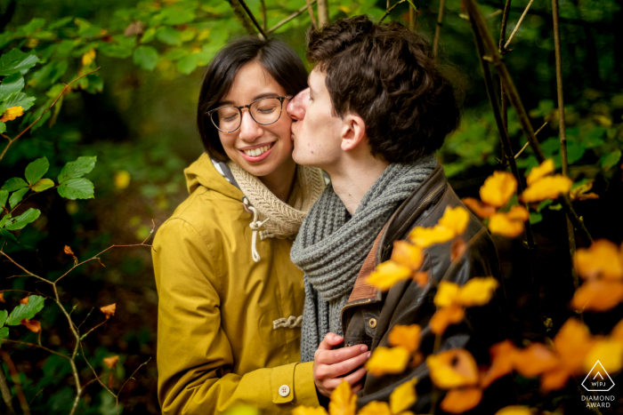 Ecclesall Woods, Sheffield, Fotosession vor der Hochzeit und Verlobung in den grünen Bäumen und Blumen