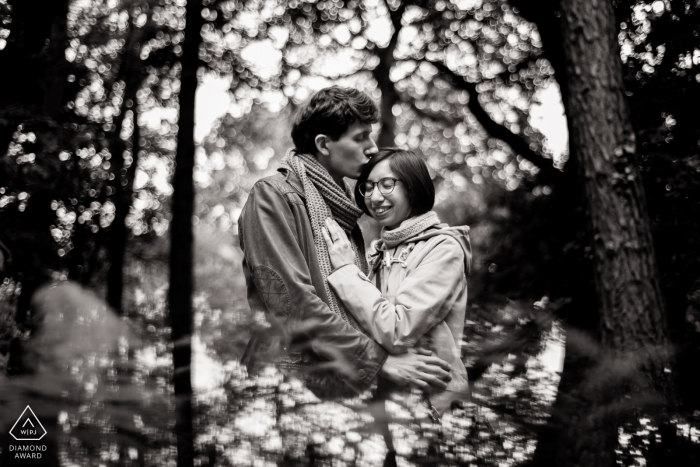 Großbritannien-Verlobungs-Fotoshooting in den Bäumen von Ecclesall Woods, Sheffield