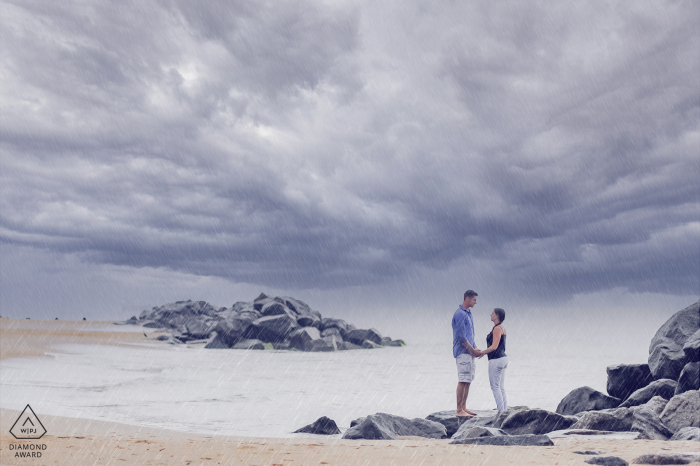 Sessione fotografica pre-matrimonio in Georgia con una coppia di fidanzati a Virginia Beach con la ricreazione del taccuino