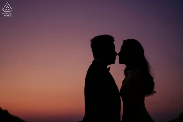 Portrait d'engagement de la Chine avec un couple posé dans le Guangdong au sommet d'une montagne avec le temps encore