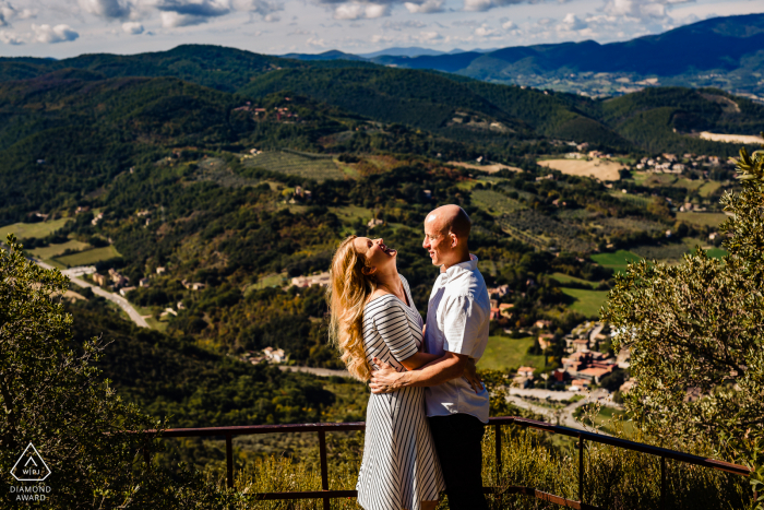 IT-Fotosession vor der Hochzeit mit einem verlobten Paar mit Blick auf Spoleto - Italien - Er sagte etwas wirklich Lustiges