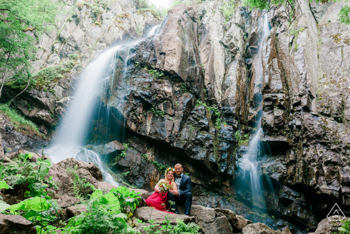 Sesión de fotos de compromiso de BG y sesión previa a la boda en una montaña de Vitosha cerca de Sofía, Bulgaria de dos amantes bajo la belleza de la cascada de Boyana