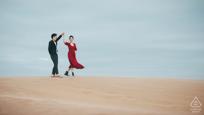 Sessão de fotos de noivado na China e sessão pré-casamento com dança nas areias de Fuzhou