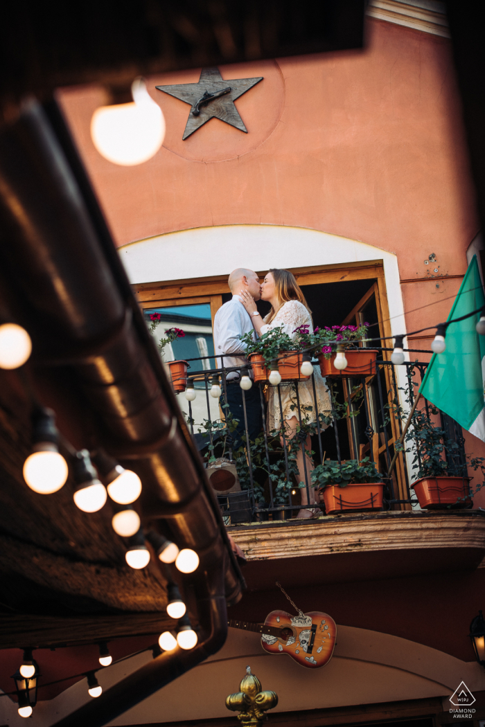 PL pré-casamento e fotografia de noivado em um restaurante mexicano em Lodz, Polônia