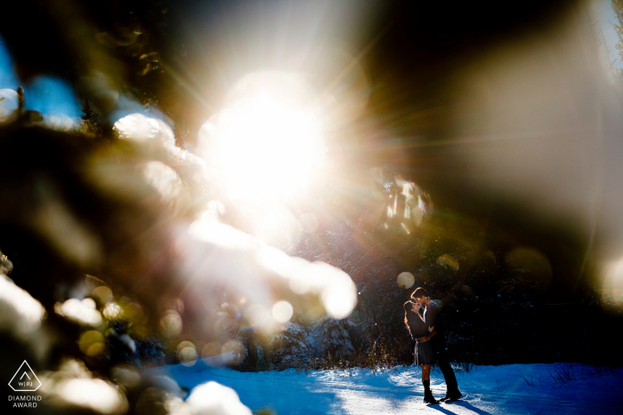 Servizio fotografico di fidanzamento in Colorado e sessione pre-matrimonio a Breckenridge, CO con un bacio di luce invernale