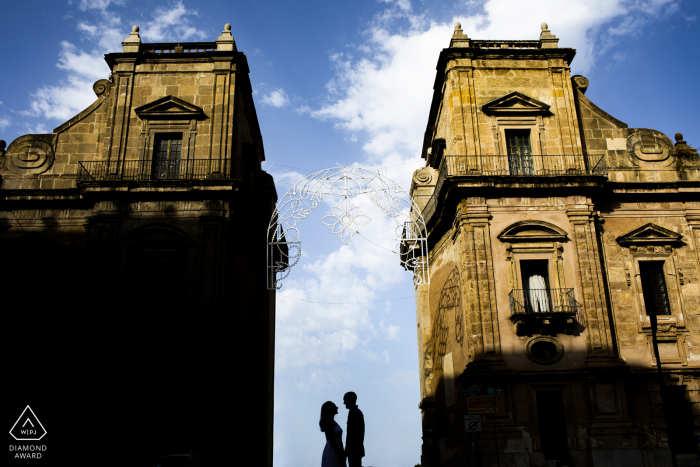 TI fotografía previa a la boda en las puertas gemelas de Palermo