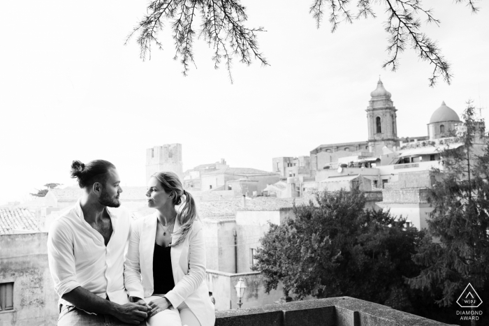 IT sesión previa a la boda con amantes comprometidos en el jardín del monte Erice en Sicilia