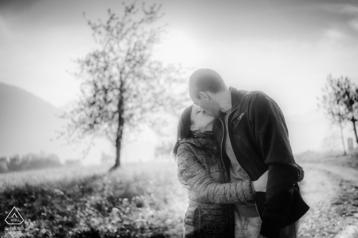 Séance photo d'engagement informatique en noir et blanc dans la campagne de Schio (Vicenza - Italie)