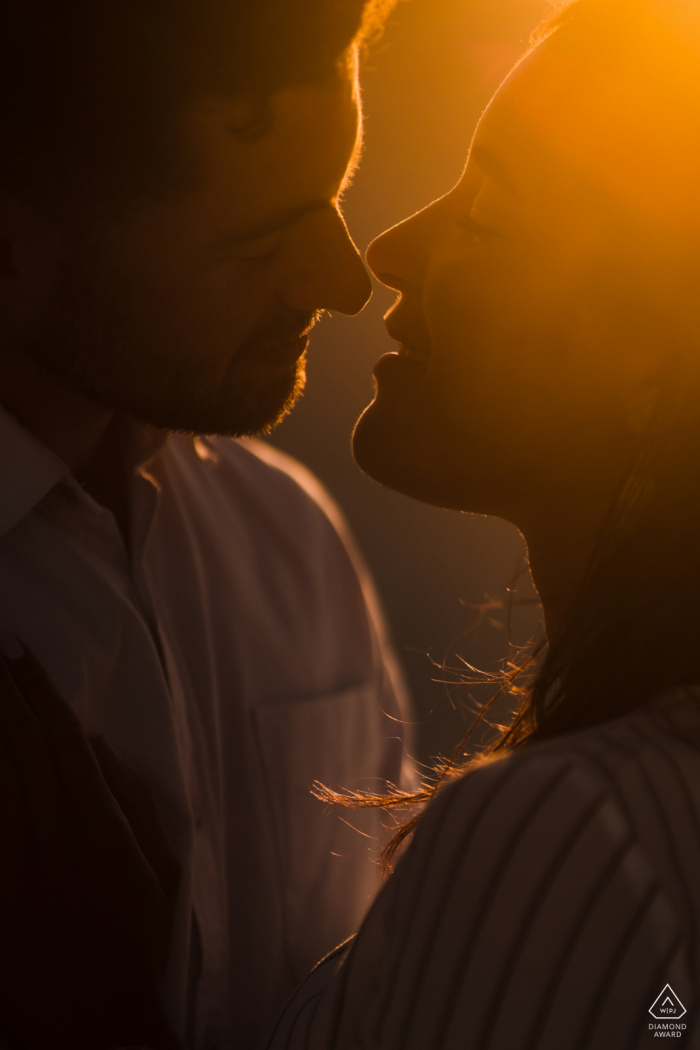 Servizio fotografico di fidanzamento in Australia al tramonto a Perth con un dolce bacio