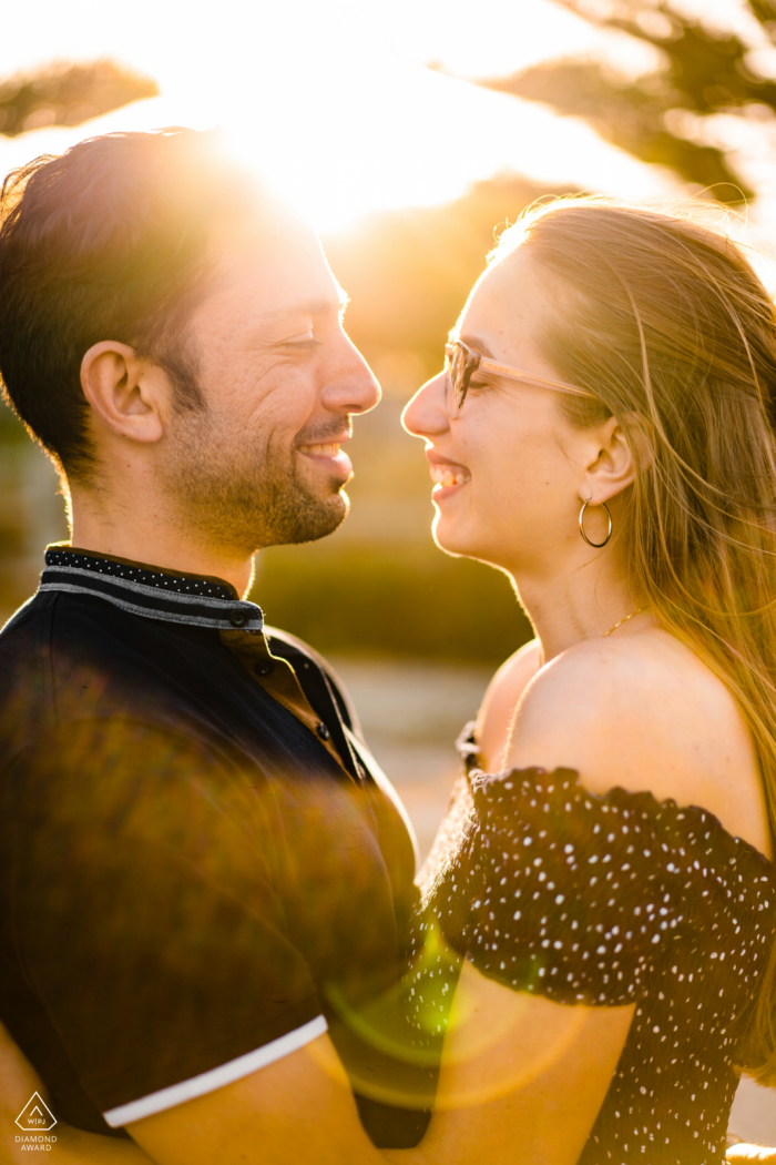 Retrato de noivado da Austrália com um casal posado em Perth que está sempre rindo e sorrindo