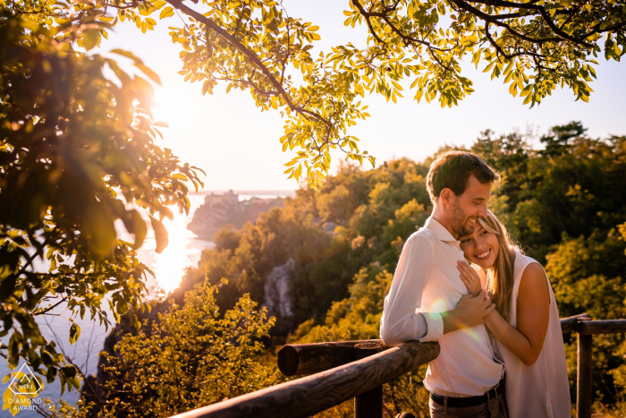 Fotografia de TI antes do casamento e noivado de Duino, Trieste, Itália, com belos abraços ao pôr do sol