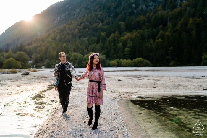 Lago del Predil, Udine, Itália, sessão de fotos antes do casamento com um casal de noivos caminhando ao pôr do sol