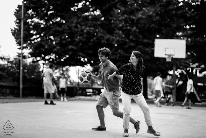 IT-Fotosession vor der Hochzeit mit einem verlobten Paar während eines Verlobungsshootings zum Thema Basketball in Triest, Italien