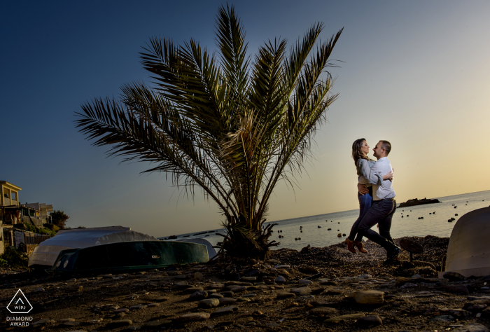 Sessione fotografica pre-matrimonio in Spagna con una coppia di fidanzati ad Aguilas Murcia durante un tramonto sulla spiaggia