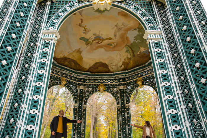 Wiener Verlobungsfotoshooting & Vorhochzeitssitzung im Park Laxenburg - Niederösterreich eines Paares im Tempel der Diana