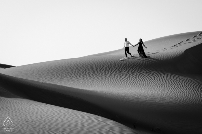 Fotosession vor der Hochzeit in der Wüste der Vereinigten Arabischen Emirate mit einem verlobten Paar aus den Vereinigten Arabischen Emiraten Erkundung der Wüste von Dubai