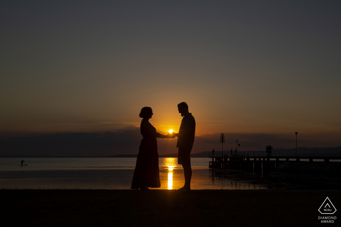 Sessão de TI antes do casamento com amantes noivos no Lago Trasimeno - Perugia - Itália Esperando o sol se pondo no lago durante a sessão de noivado