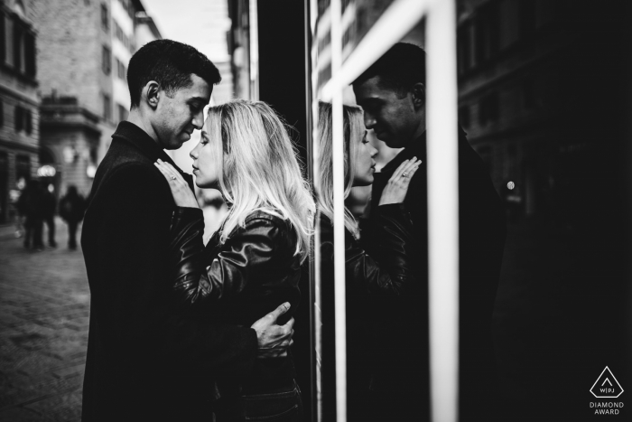 Sesión de fotos previa a la boda en calles urbanas con una pareja comprometida de Florencia