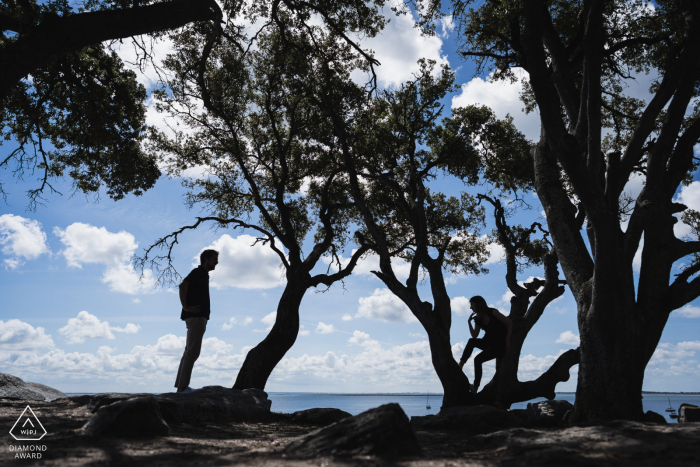 Séance photo de fiançailles et pré-mariage en Bretagne dans les arbres au bord de l'eau à Noirmoutiers, France