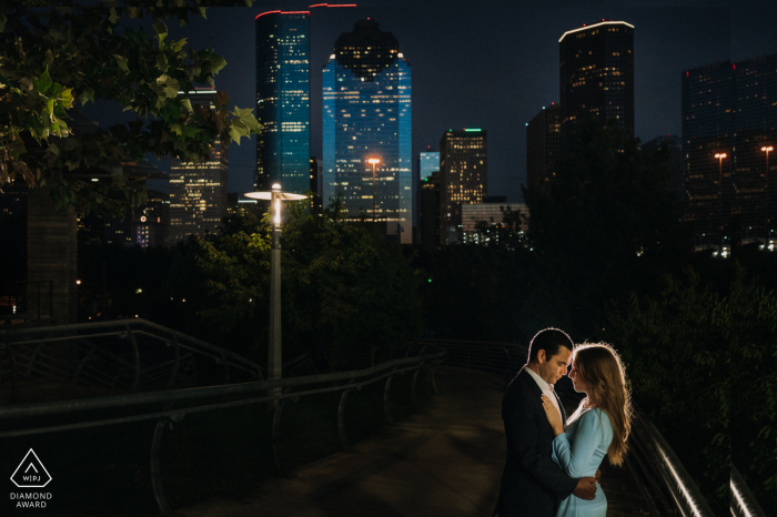 Texas couple ayant leur moment romantique avec fond du centre-ville de Houston Texas couple ayant leur moment romantique avec fond du centre-ville de Houston