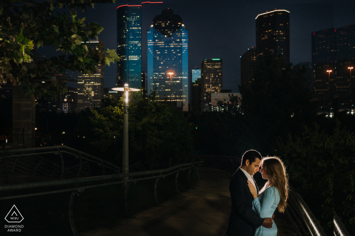 Texas couple ayant leur moment romantique avec fond du centre-ville de Houston