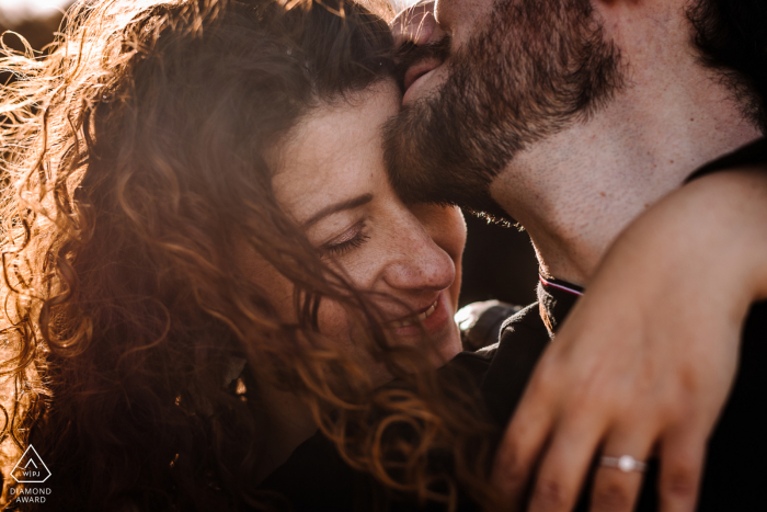 Montpellier Francia abbraccia la coppia in una luce calda durante un servizio fotografico prima del matrimonio