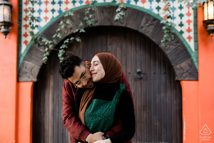 Istanbul, Türkei Paar während einer vorehelichen Porträtfoto-Sitzung