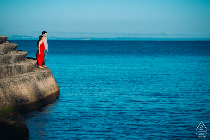 Praia de Cascais, Lisboa Casal a apreciar a vista da praia durante sessão fotográfica pré-casamento