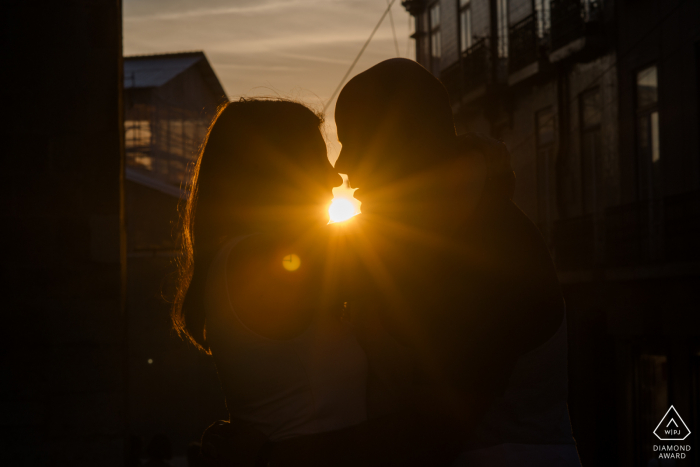 Graça, Lisbonne Couple prenant les derniers rayons de soleil disponibles dans le magnifique coucher de soleil lors d'une séance photo de fiançailles avant le mariage