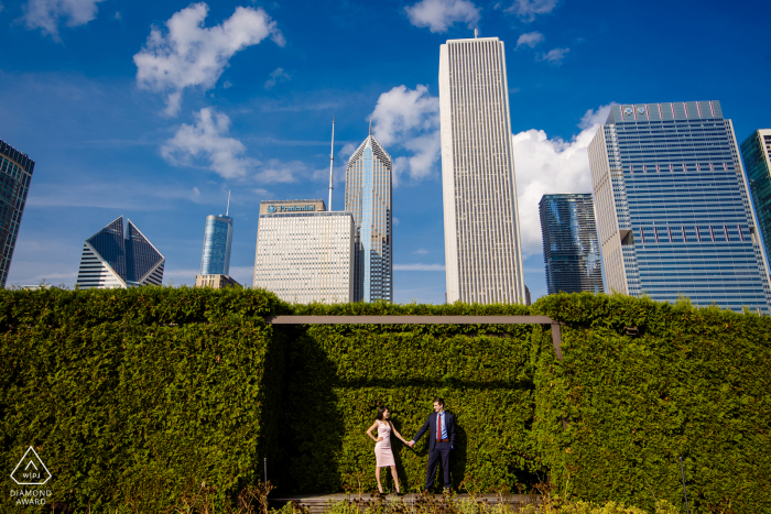 Millenium park chicago sesión de compromiso con una pareja bajo el sol durante una sesión creativa de retratos antes del matrimonio