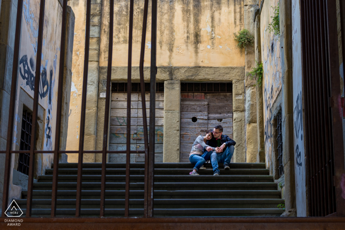 Arezzo- Italia pareja relajándose durante el rodaje previo a la boda, sentada en las escaleras