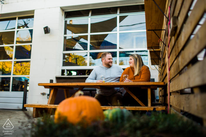 زوجان من Zuni Street Brewing يتسكعان في فناء مصنع الجعة خلال جلسة تصوير قبل الزفاف