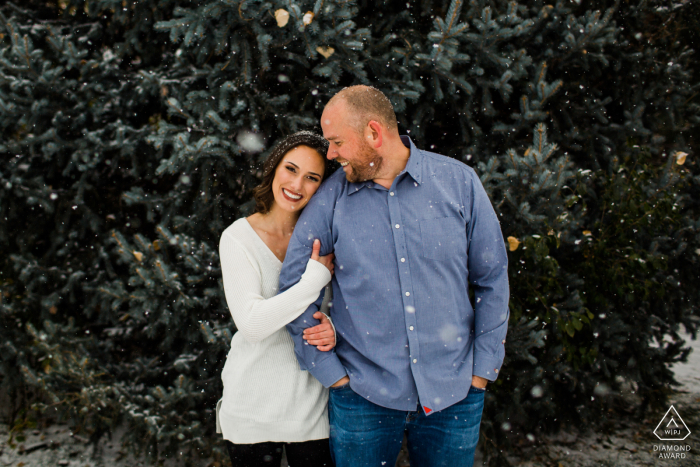 DeKoevend Park, Denver Couple posant dans la neige lors d'une séance de photographie avant le mariage