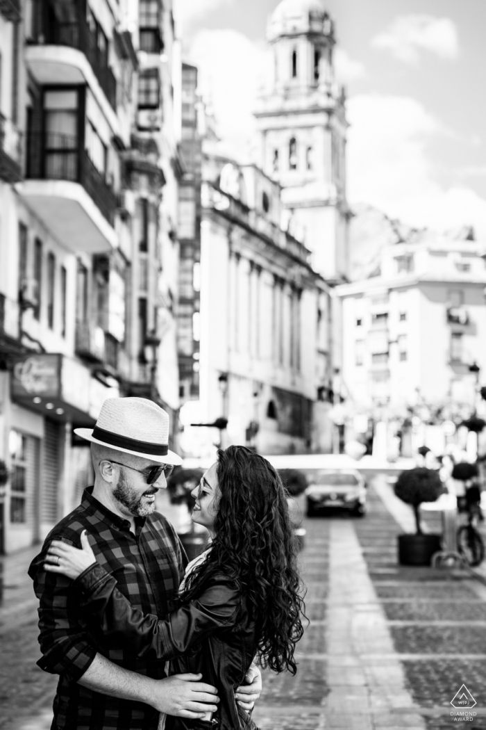 Séance photo de rue avant le mariage de Jaén en noir et blanc