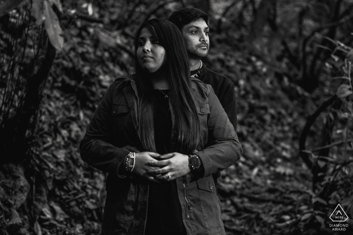 Tennessee retrato en blanco y negro de la pareja en medio del bosque en las montañas del Parque Nacional Great Smoky Mountains