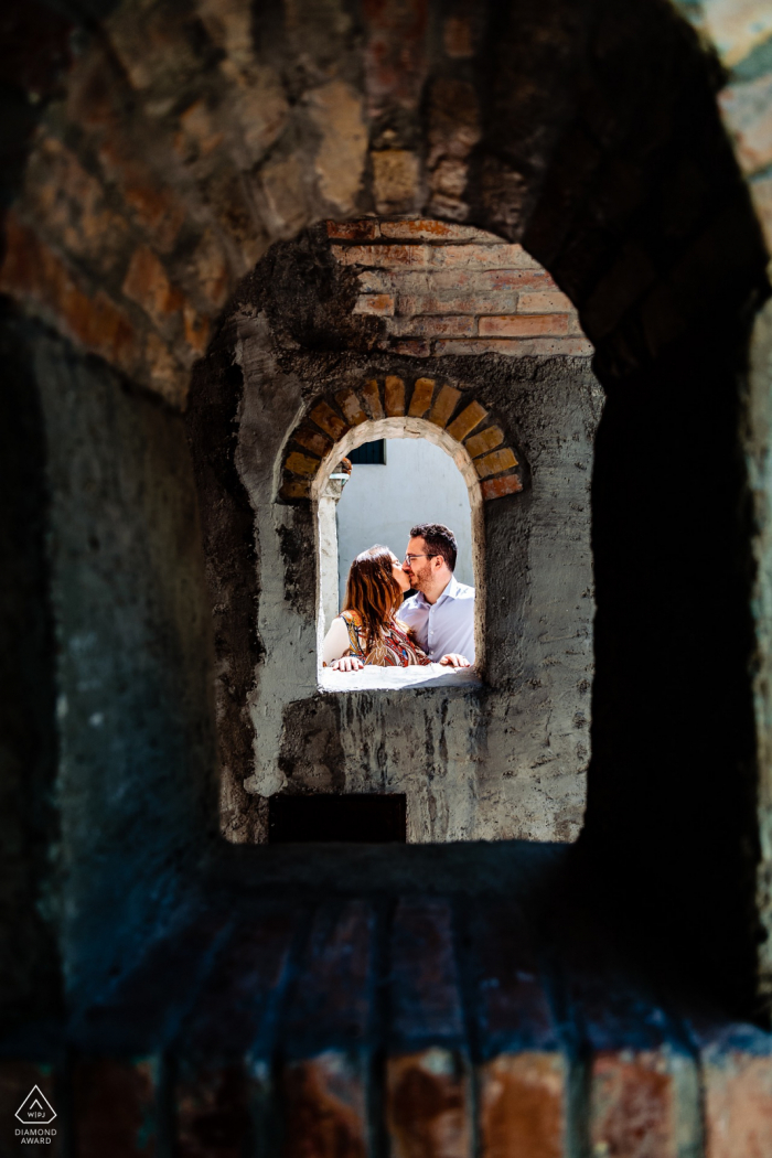 Grado, Italia Arcos enmarcados en una creativa foto previa a la boda