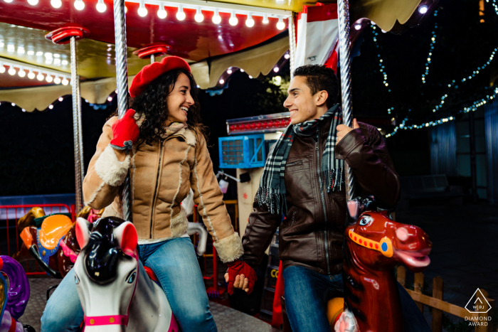 Jaén Pre-Wedding-Porträts mit einem Paar auf Pferden auf einem schönen Karussell