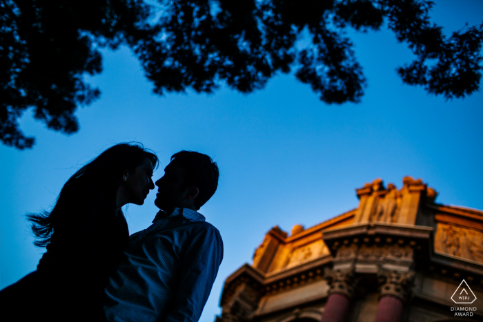 Sagoma di San Francisco vicino al palazzo durante un servizio fotografico all'aperto prima del matrimonio